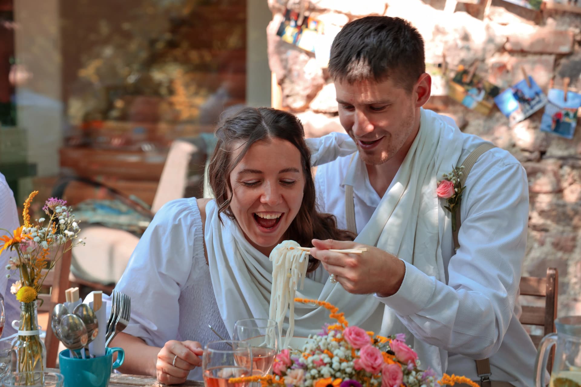 Zamilovaní novomanželé při svatební hostině v přírodě